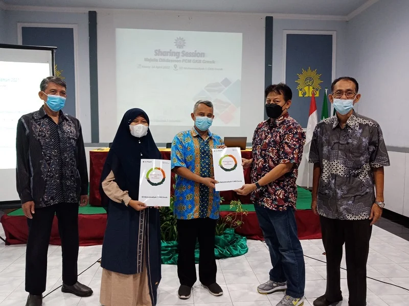 Majelis Dikdasmen PCM GKB Serahkan THR ke Sekolah Mitra