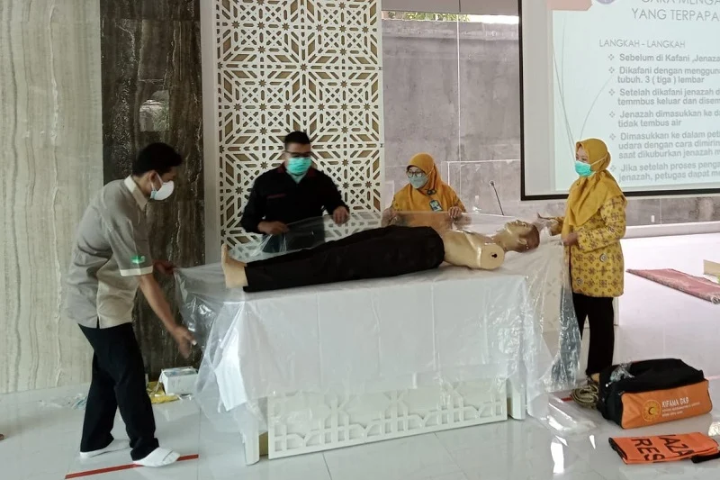 Majelis Kifama PCM GKB Latih Cara Merawat Jenazah Covid-19