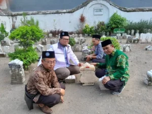 Ziarah ke Makam Mas Mansur di Ampel Menemukan Makam Ketua PBNU