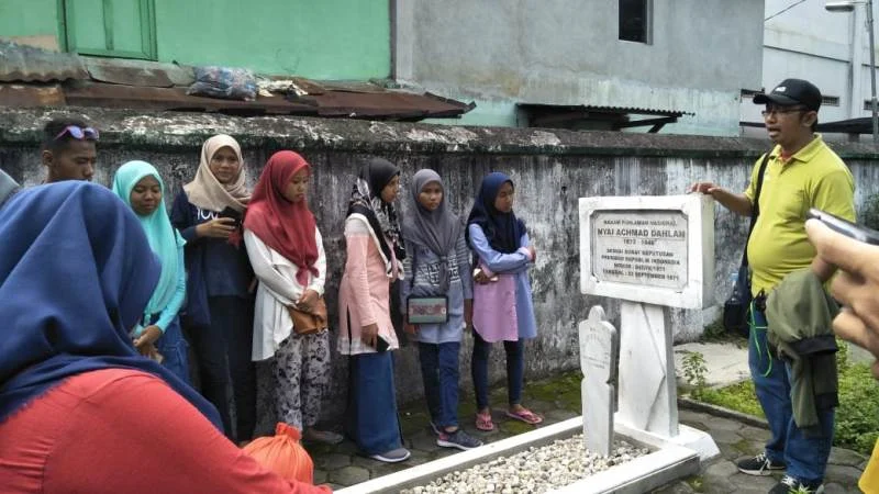 Napak Tilas Masjid Kidul hingga Makam Nyai Walidah, Anak-Anak IPM Jadi Merinding Dengarkan Cerita Ini