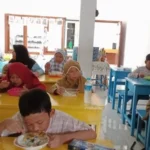 Makan Bersama Jadi Kejutan Siswa saat Masuk Kelas