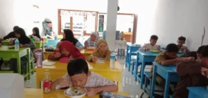 Makan Bersama Jadi Kejutan Siswa saat Masuk Kelas