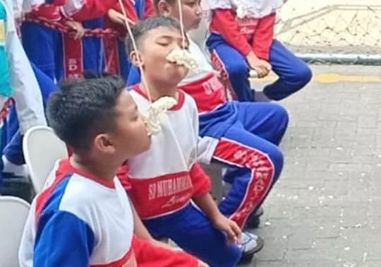 Lomba Makan Kerupuk Beregu, Makin Asyik dan Seru