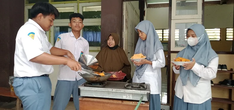 Ekstra Tata Boga, Siswa Mamsa Bikin Risol Mayo