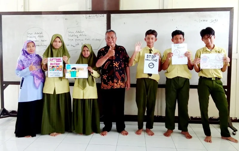 Siswa Mamsa Bikin Poster Anti Bulliying di P5