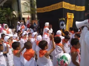 Saat Lempar Jumrah, Murid-Murid Berharap Setannya Muncul