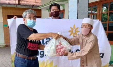 Marbot Masjid, Guru Ngaji, dan Dhuafa Disantuni Lazismu Situbondo