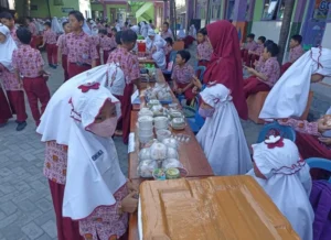 Es Lumut dan Pentol Kejujuran di Market Day Madrasah Ini