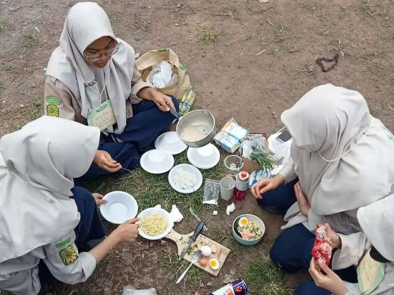 Masak Telur Dinosaurus, Menu Kejutan di Kemah HW Smamda