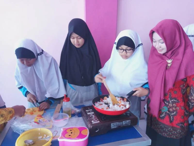 Lomba Masak Agustusan Para Siswa Bergaya ala Chef Profesional