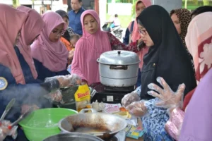 Atasi Anak Tumbuh Lambat, Ibu-Ibu Diajari Masak Menu Inovatif Ini