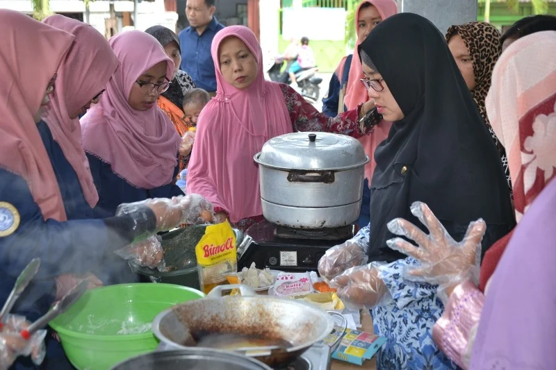 Atasi Anak Tumbuh Lambat, Ibu-Ibu Diajari Masak Menu Inovatif Ini