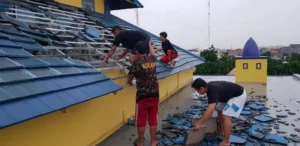 Hujan Angin Terbangkan Genteng Masjid Al Manar, Begini Kondisinya