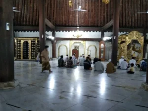 Musafir Menanti Subuh di Depan Masjid Gedhe
