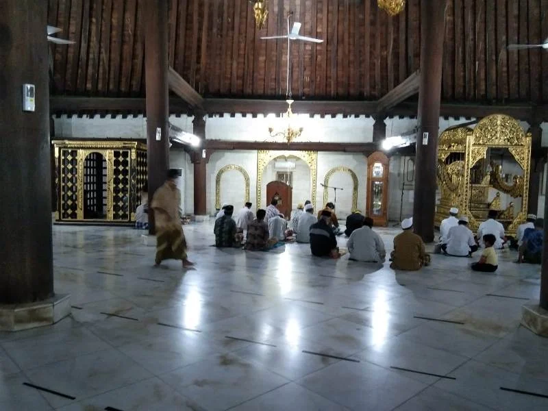 Musafir Menanti Subuh di Depan Masjid Gedhe