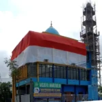Masjid KH Ahmad Dahlan Berlantai Tiga Ini Diselimuti Bendera Raksasa Merah Putih