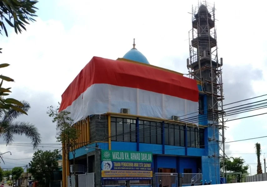 Masjid KH Ahmad Dahlan Berlantai Tiga Ini Diselimuti Bendera Raksasa Merah Putih