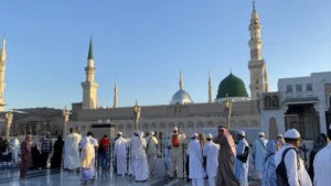 Jamaah Haji Antre Masuk Raudhah Masjid Nabawi