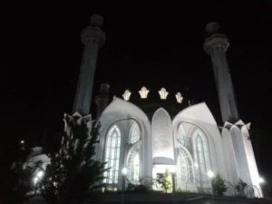 Shalat Tarawih di Masjid Ki Bagus Hadikusumo Umla