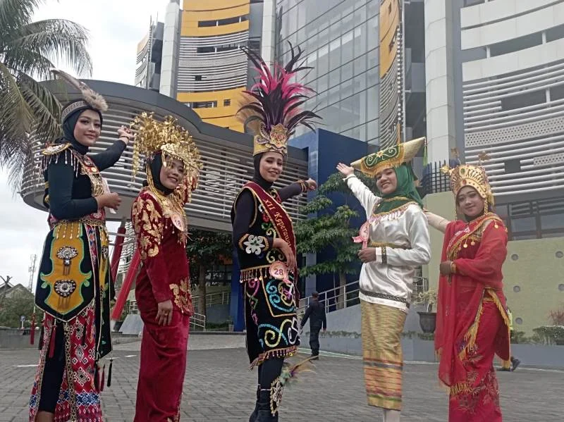 Gerak Jalan Budaya SMK Mutu bak Miniatur Indonesia