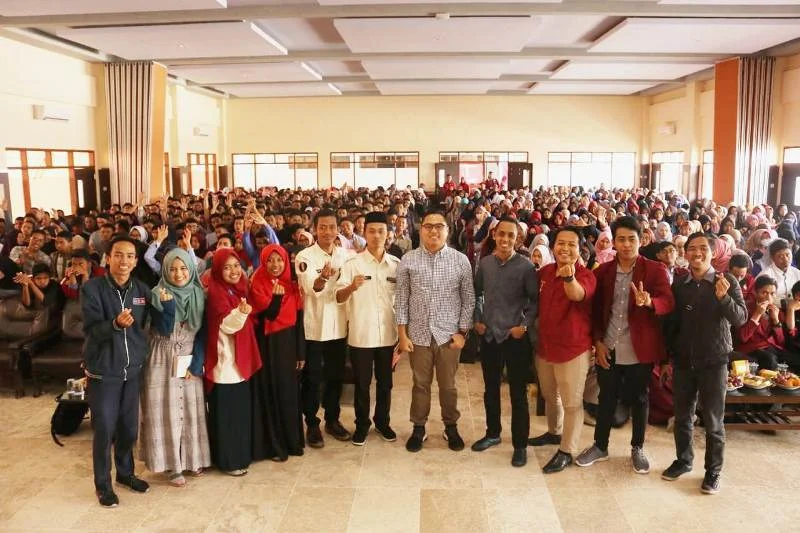Seribu Mahasiswa Baru Padati Gedung Kuliah Bicarakan Generasi Milenial