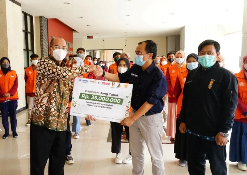 Relawan Mahasiswa UM Surabaya Berangkat ke Bencana Semeru Bawa Ini