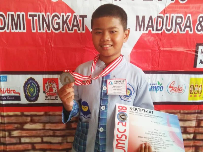 Anak Murah Senyum Pintar Matematika Ini Peroleh Perak untuk Sekolahnya