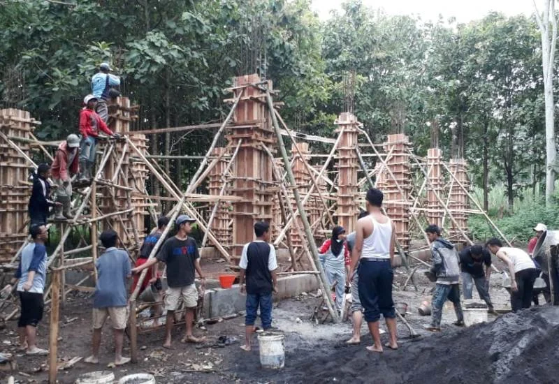 Kejar Tahun Ajaran Baru, Guru Ikut Kerja Bakti Ngecor Kampus