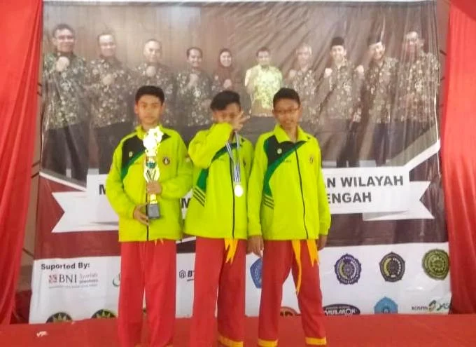 Dengan Jurus Terkaman Naga, Tiga Pesilat Matsamutu Sabet Medali Perak Olympicad