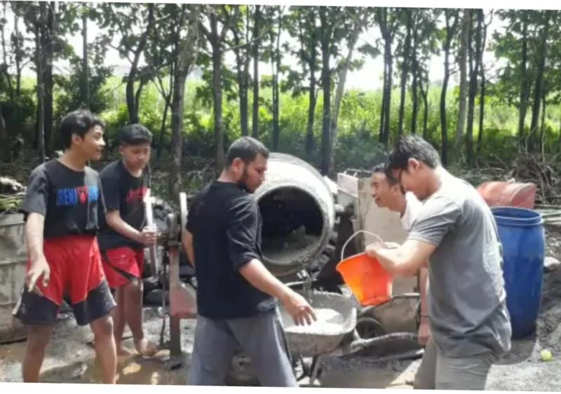 Sebelum Diwisuda Para Siswa Lakukan Hal yang Tak Biasa