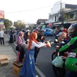 Senangnya Bisa Ikut Berbagi Takjil Bersama Siswa