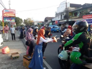 Senangnya Bisa Ikut Berbagi Takjil Bersama Siswa