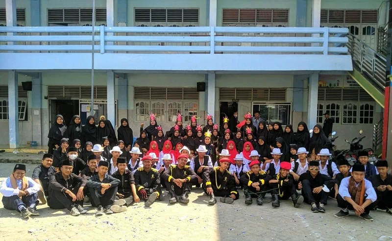 Matsmunam Meriahkan Gerak Jalan dengan Aneka Kostum Menarik