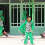 Sekolah Ini Rayakan Maulid Nabi dengan Bersih-Bersih Mushala Desa