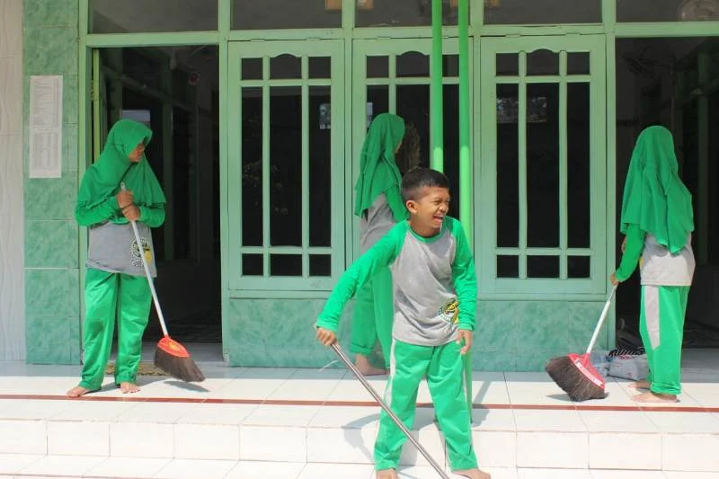 Sekolah Ini Rayakan Maulid Nabi dengan Bersih-Bersih Mushala Desa