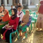 Nenek Juminah Tertatih-Tatih ke TPS untuk Coblos Nadjib Hamid