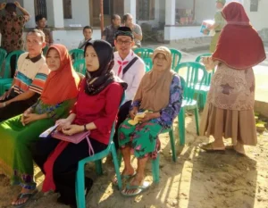 Nenek Juminah Tertatih-Tatih ke TPS untuk Coblos Nadjib Hamid