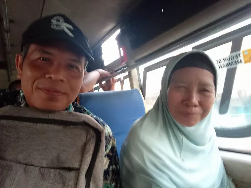 Perempuan Penjual Srikaya di Atas Bus
