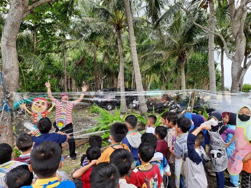 Melukis bersama Kak Komang di Pantai Bawean, Begini Serunya