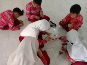 Membuat Gelang dan Cincin dari Manik-Manik