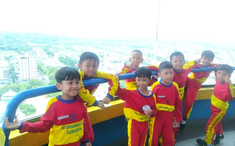Wisata Edukasi, Siswa Berkebun dan Naik Menara Masjid