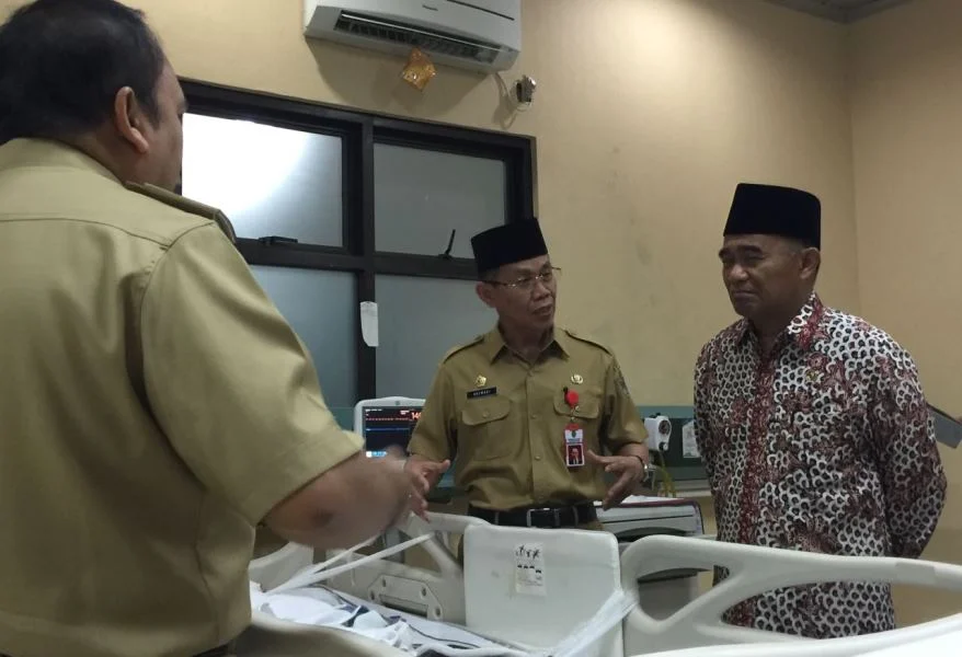 Jenguk Korban Bom Samarinda, Mendikbud Teteskan Airmata