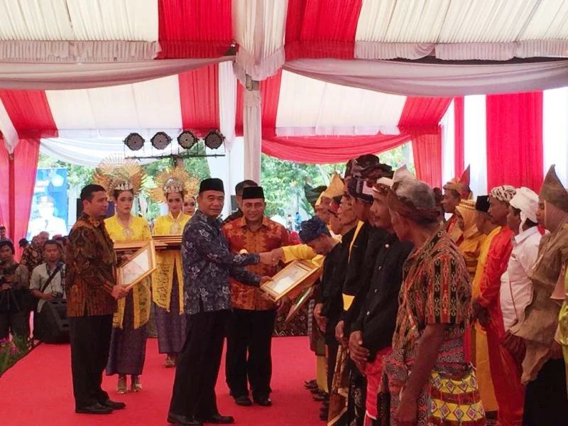 Berjasa Tuntaskan Buta Huruf, Mendikbud Beri Penghargaan kepada Empat Daerah dan Perorangan