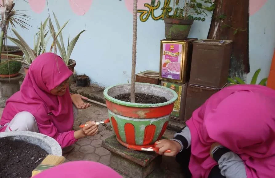 Kerja Bakti Jumat Bersih, Guru Mewarnai Pot Bunga