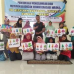 Diajari Teknik Gradasi, Ibu-Ibu Ini Jadi Ketagihan Menggambar