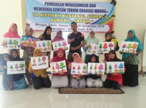 Diajari Teknik Gradasi, Ibu-Ibu Ini Jadi Ketagihan Menggambar