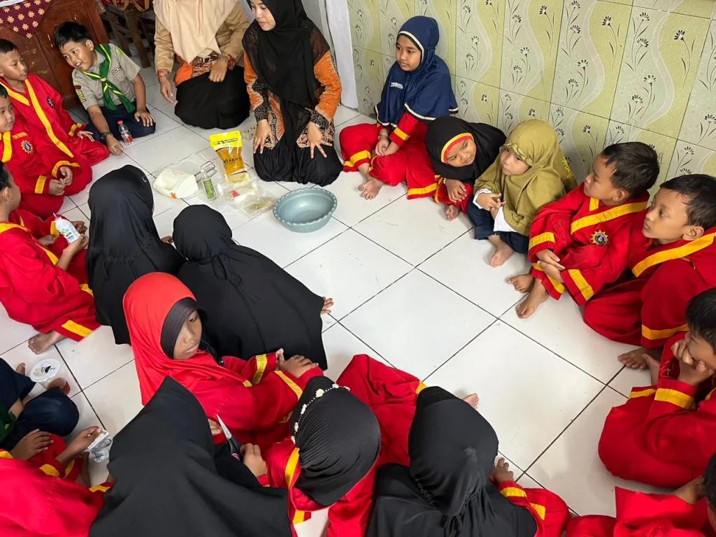 Sabun dari Daun Kelor dalam Kegiatan Adiwiyata di SDM 2 Gempol