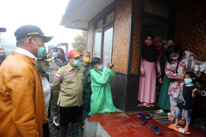 Menko PMK Kunjungi Korban Banjir Bogor