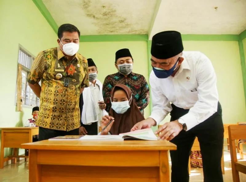 Pemerintah Percepat Vaksinasi Guru