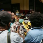 KKB Bunuh Nakes, Menko PMK Minta Fasilitas Kesehatan Papua Diberi Pos Militer